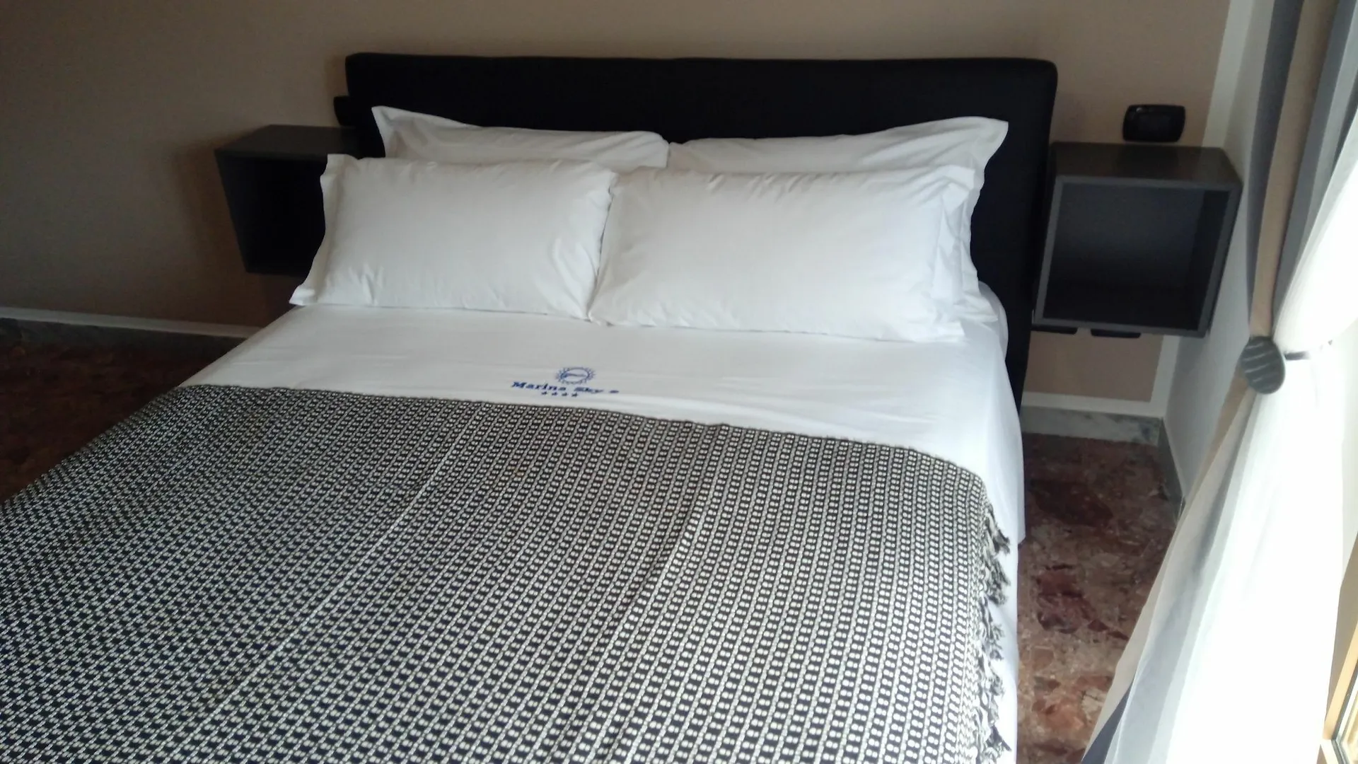 Marina Sky 8 Deluxe Rooms Naples 3*,